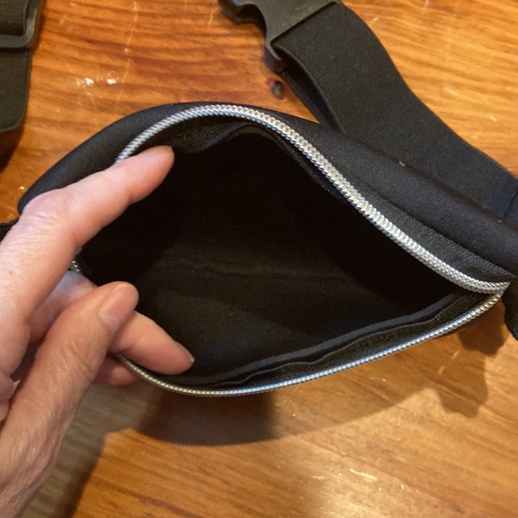 KIDS Size Fanny Pack Stretchy Black & Silver Material Neoprene Buckle Closure - Picture 5 of 5